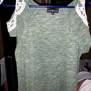 Women’s/girls off shoulder top